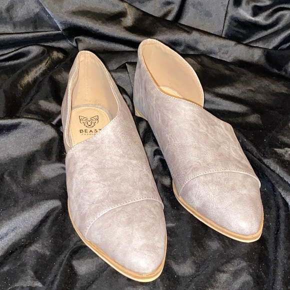 New no box size 8 half boot side cut flats - Picture 3 of 6